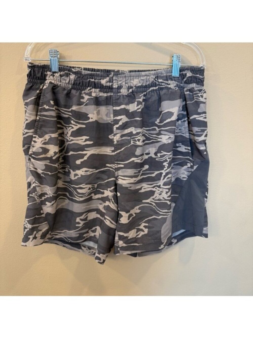 Mission Men’s Medium VaporActive Athletic Shorts Gray Camo Quick Dry Training